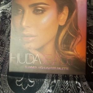 Huda Beauty Summer 3D Highlighter Pallet
